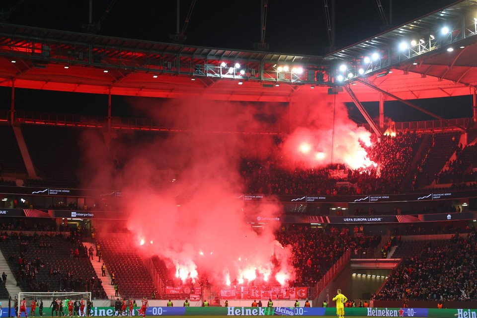 Tijdens Frankfurt - Antwerp liep het bij beide supportersgroepen uit de hand. 