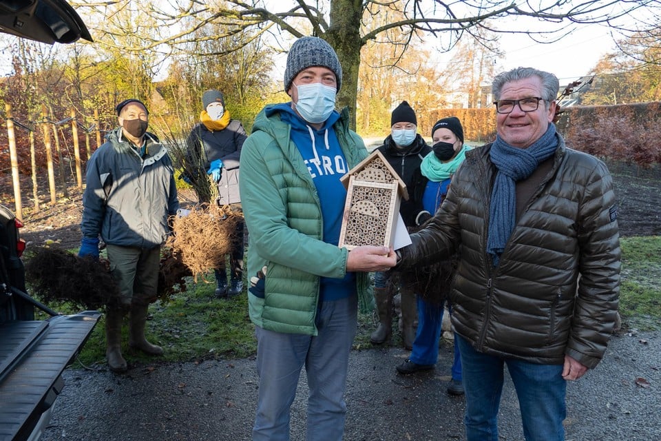 Schepen Walter Brat (rechts) dankt inwoner Patrick Meutermans uit de Arthur Verhoevenlaan voor zijn bijdrage tot een biodiverser en natuurlijker Schoten. 