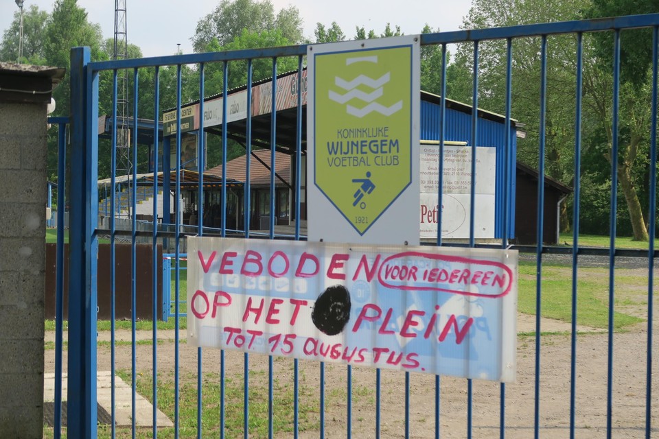 De hoofdingang tot de terreinen van K. Wijnegem VC. Nu is het er rustig, maar dit najaar volgt een dubbel feest.