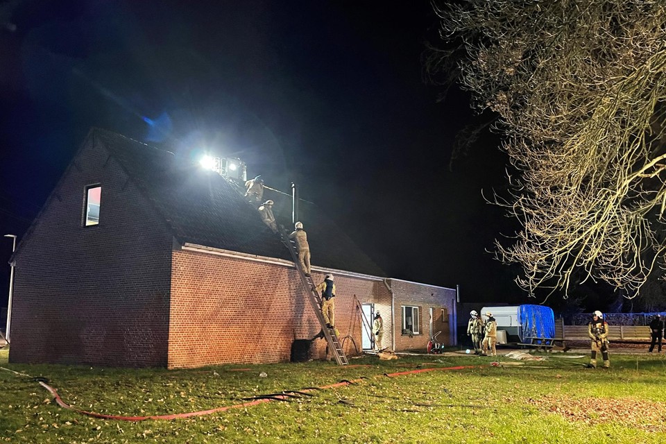 De brandweer had veel werk om de laatste smeulende resten uit het dak te halen.