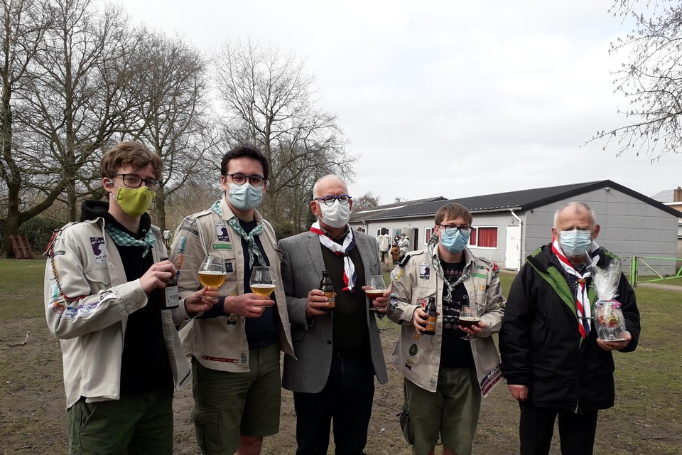 Oud-scouts Rudi Van Loon (midden) en Ludo De Clerck () presenteren ’t Jefke en ’t Wiske met leiders Seppe, Dries en Bob.