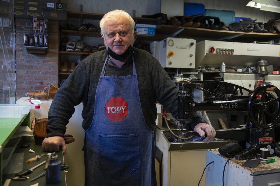 Freddy Raus baat al dertig jaar schoenmakerij Tip Top uit. 