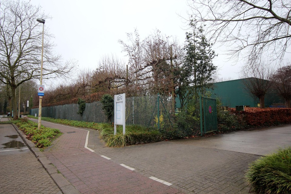De kunstacademie kwam normaal op grond van de gemeente in de Paul van Ostaijenlaan.