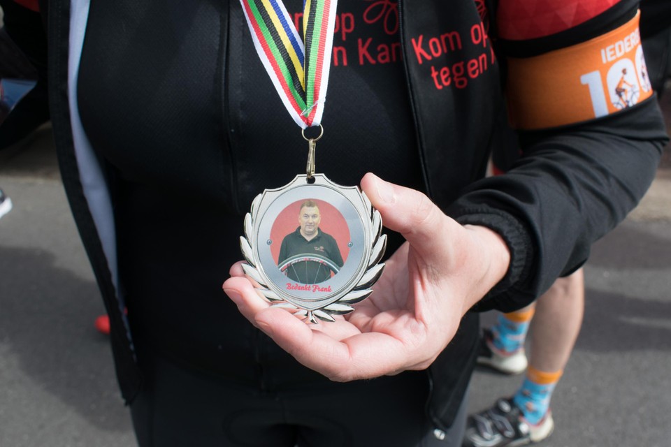 De betreurde Frank Dams werd geëerd met een medaille.