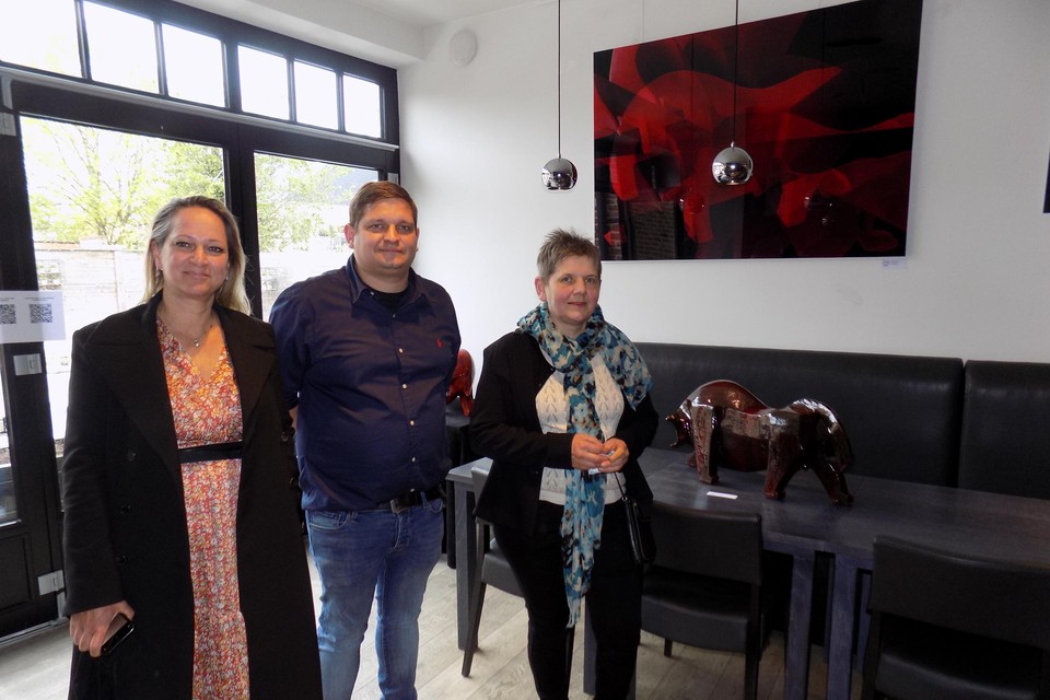 Kunstenares Anita Fleerackers (rechts) uit Gierle mag een deel van haar werken exposeren in het voorlopig leegstaande restaurant Anders van Davy Daems en Nickie Kanen op de Markt in Kasterlee.