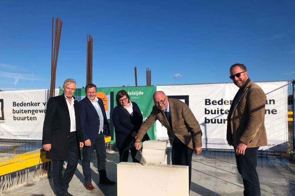 Projectontwikkelaar Luc Van Maercke, burgemeester Paul Van Miert, schepen Astrid Wittebolle, gedeputeerde Luk Lemmens en schepen Stijn Adriaensens leggen de symbolische eerste steen van de nieuwe woonwijk op Heizijde in Turnhout. 
