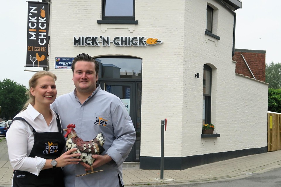 Mick en ‘chick’ Charlotte zijn er klaar voor. De spitten draaien en binnen ruikt het al heerlijk.