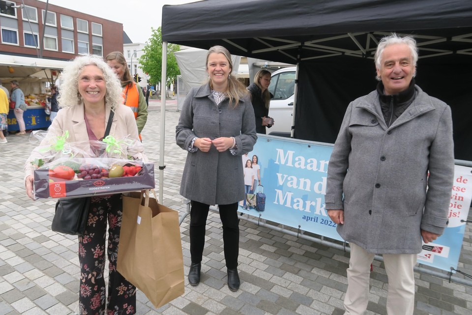 Burgemeester Leen Wouters en schepen Juul Liekens verrasten Liliane Knockaert met een goedgevulde tast koopwaar en een megafruit- en groentemand.