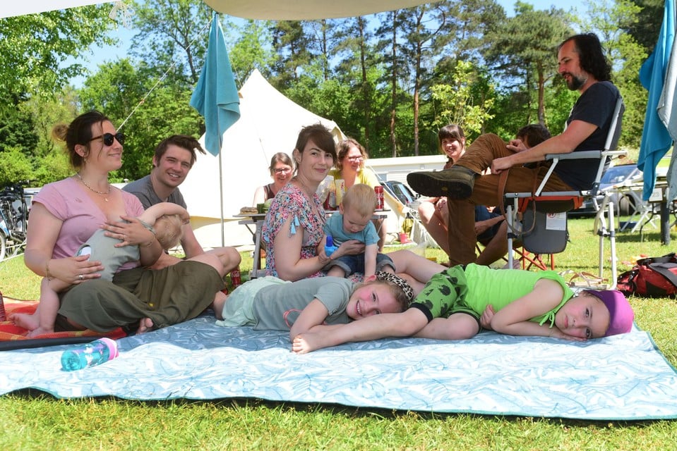 Een familie kampeert op camping De Zeven Geitjes in Vorselaar