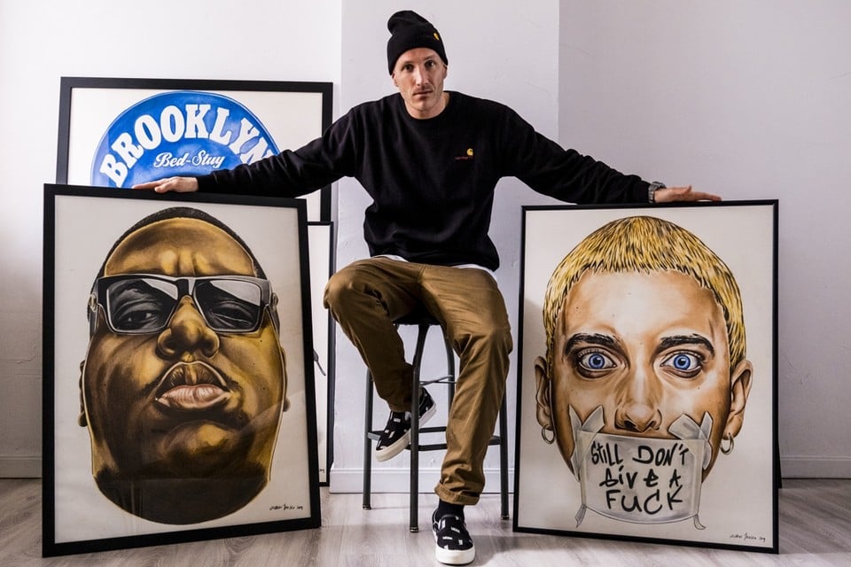 Laurens met portretten van Biggie Smalls en Eminem. 