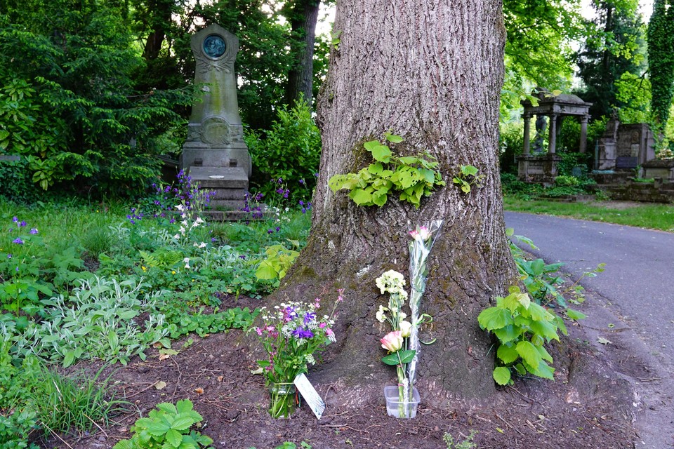 Op het kerkhof in Gent, waar het meisje misbruikt werd, werden bloemen neergelegd. 
