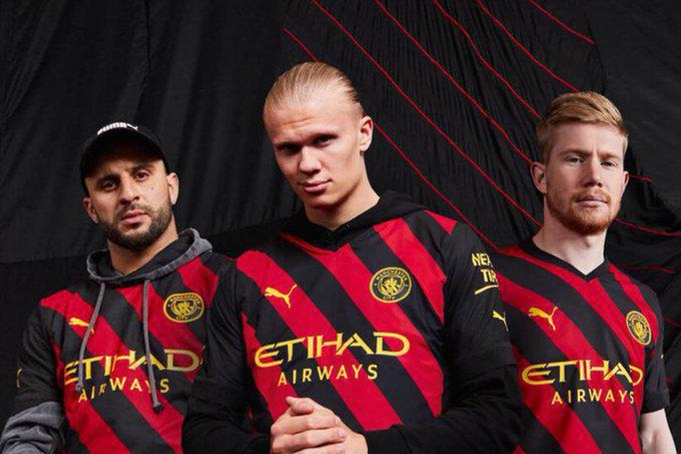 religie Bestrooi Televisie kijken Manchester City komt met opvallend nieuw rood-zwart uitshirt | Gazet van  Antwerpen Mobile