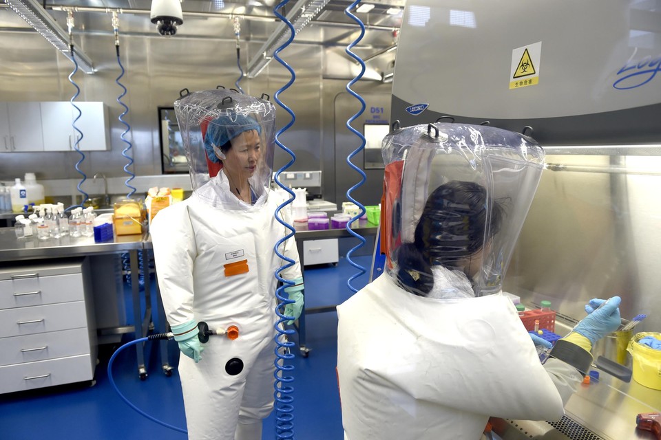 Twee virologen aan het werk in het lab van Wuhan, pre-cornatijd.