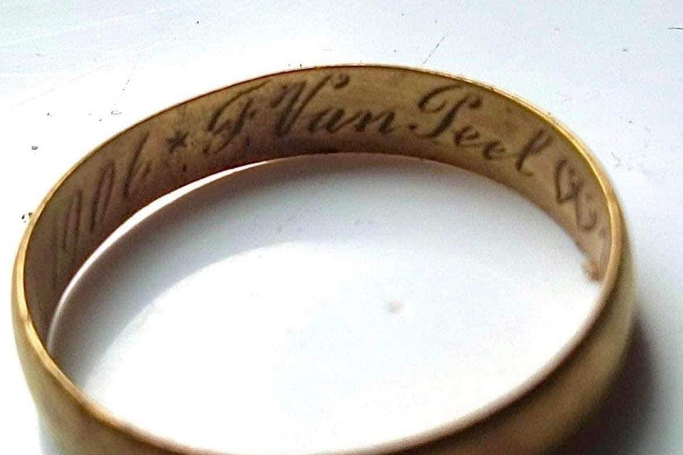 De gouden ring met inscriptie. 