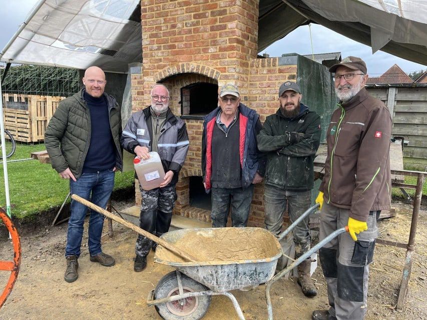 Schepen Luc De Backer (links) staat in maart samen met vrijwilligers Herman Van den Broeck, Hugo Van Sprengel, Peter Gestels en Marc Peeters bij de oven voor het nieuwe bakhuis aan de molen van Gierle.