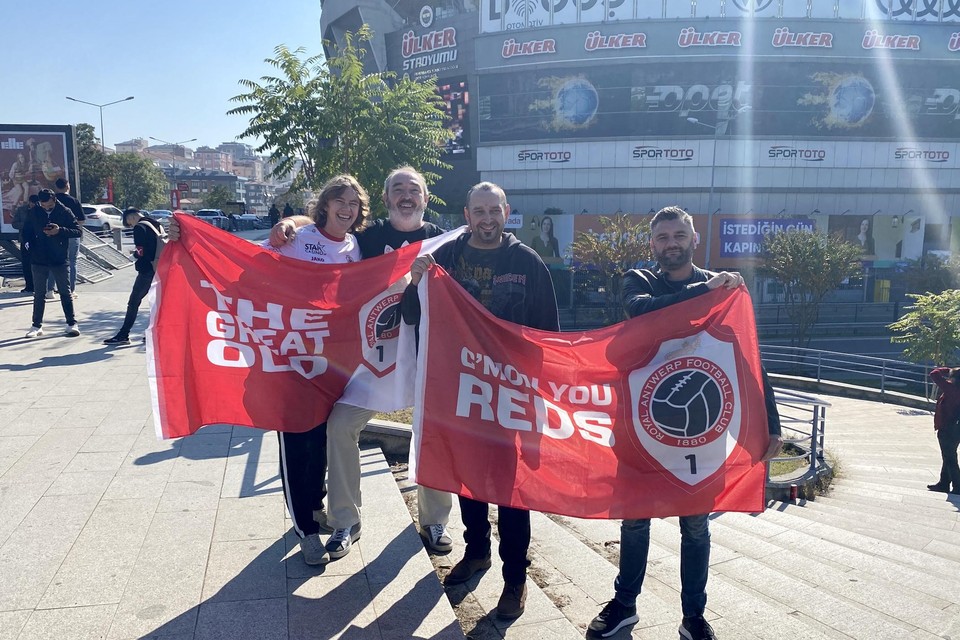 Van links naar rechts: Antwerpfans Yana, Adri, Steven en Wesley in Istanboel.
