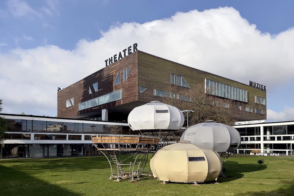 In de binnentuin van De Singel staan nu tenten van beeldend kunstenaar Dré Wapenaar. In juni vinden er concertjes plaats.