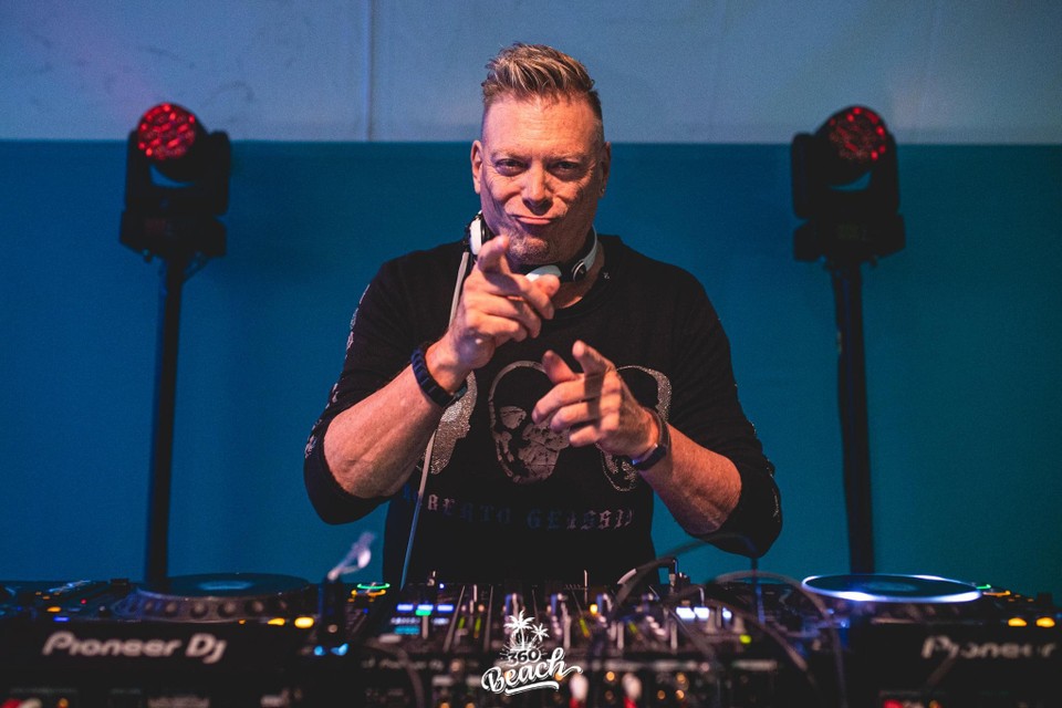 Dj Pat Krimson kwam de slotavond van 360 Beach opluisteren.