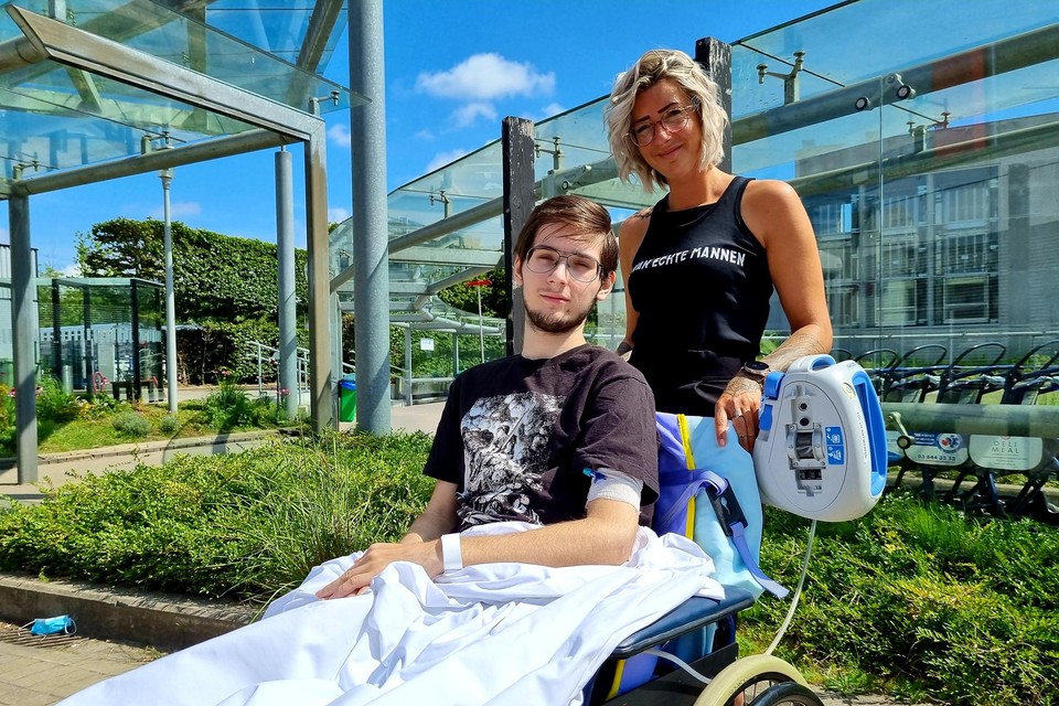 Yanni, hier met mama Debby, verblijft al sinds het ongeval in het UZA en blijft wellicht nog enkele weken gehospitaliseerd.