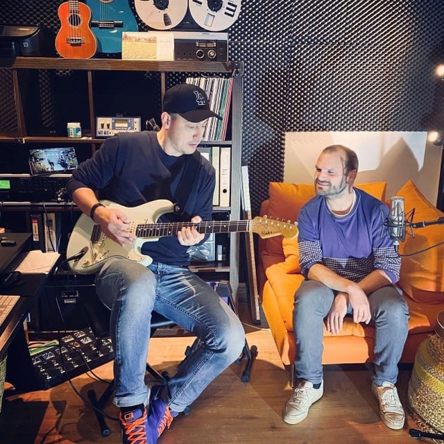 Jelle en Tom in de studio. 