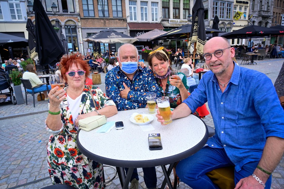 Wiske (75), Werner (58), Pascale (61) en Lorenzo (66) genieten met volle teugen, ondanks de drukte.