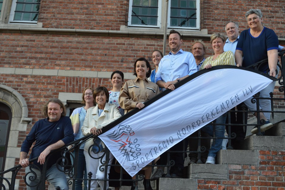 Enkele sportschepenen, sportfunctionarissen en leden van de sportraad uit de betrokken gemeenten van ILV Sportregio Noorderkempen op de trappen van het gemeentehuis van Malle. 