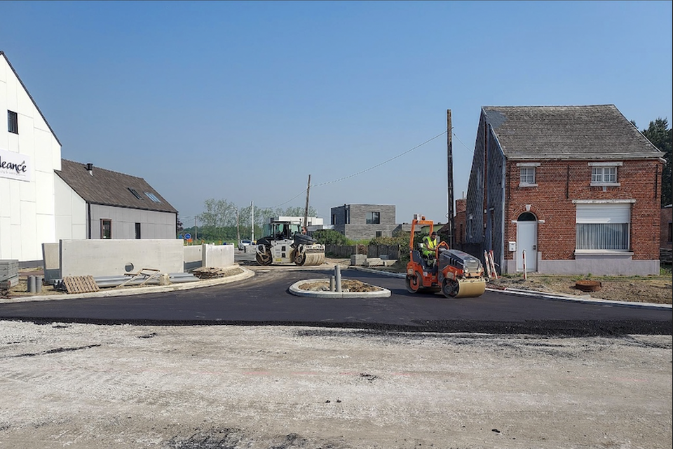 De asfaltering van het kruispunt Smidstraat met Kegelstraat kan pas op maandag 6 mei worden uitgevoerd.