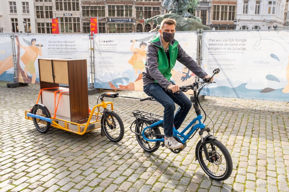 Sam Elinck van De Kringwinkel Antwerpen: “We hebben vijf cargofietsen om spullen mee op te halen en te vervoeren. Vanaf vandaag kunnen ook buurtbewoners zo’n fiets huren.” 
