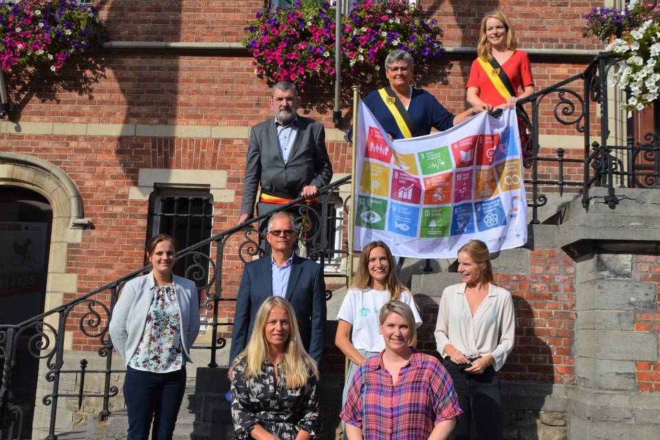 De zes duurzame helden vooraan,met op de trappen nog burgemeester Harry Hendrickx (DBM), schepen Elisabeth Joris (DBM) en schepen Sanne Van Looy (N-VA).