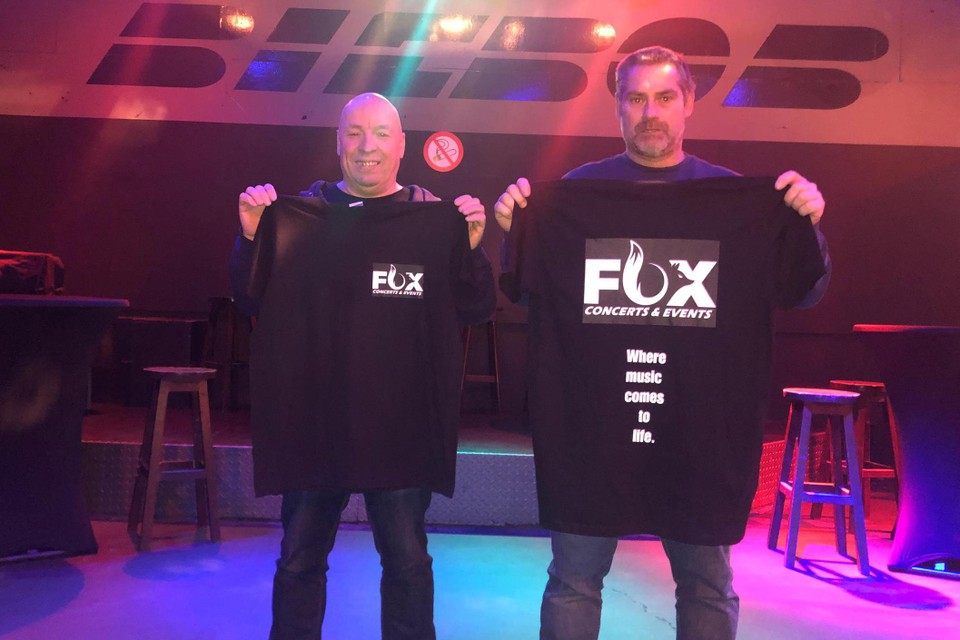 Luc Cuylaerts (links) en Koen Peeters van de nieuwe vzw Fox Concerts &amp; Events in Vosselaar pakken vanaf 2023 uit met optredens in zaal Biebob en zaal Reynaert. Mede-initiatiefnemer Tom Baeken ontbreekt op de foto. 