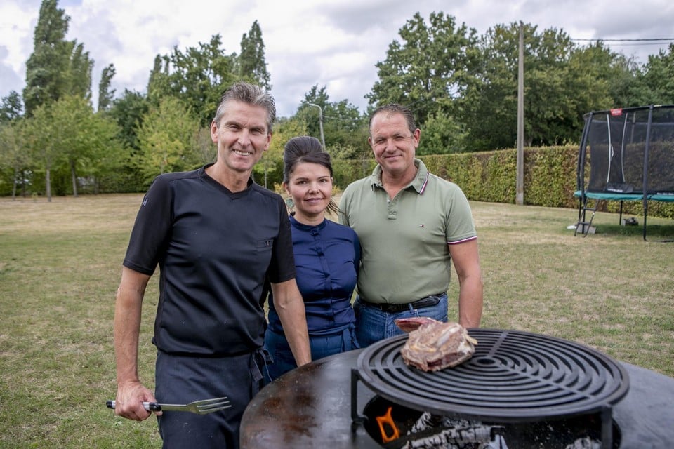 Luc, Ulrike en Steven maken een tomahawk van eigen kweek klaar op de Ofyr-barbecue. 