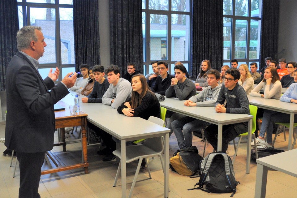 De burgemeesters van Sint-Niklaas en Lokeren maken zich nog geen zorgen: “Nu de scholen weer open zijn, zijn de jongeren beter bereikbaar om zich te laten motiveren voor een coronaprik.”