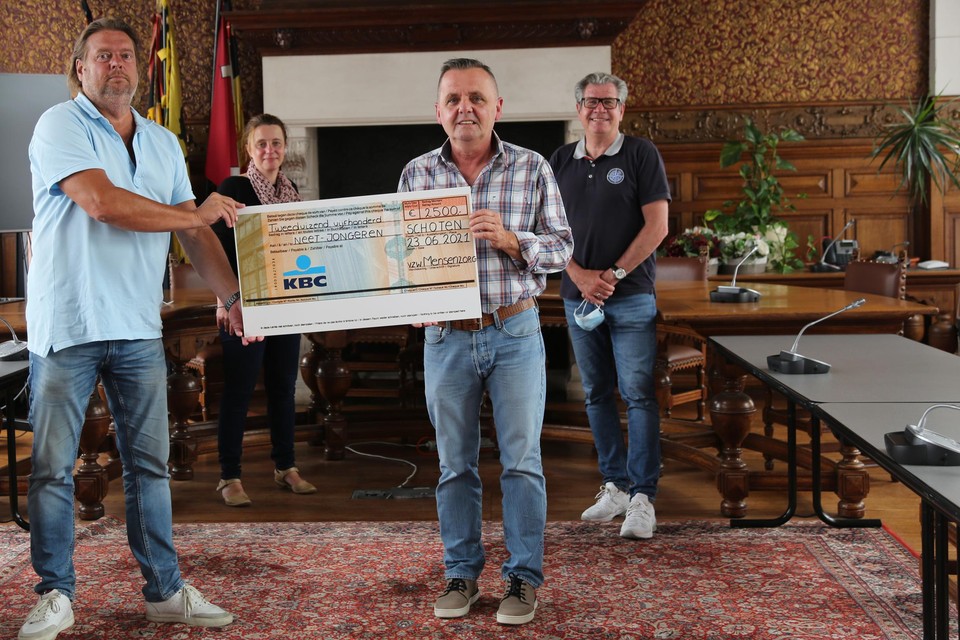 Philip Knaeps van YouthStart neemt de cheque in ontvangst van Luc De Ruyck van Mensenzorg. De andere gulle schenkers, schepenen Iefke Hendrickx en Walter Brat, van het gemeentebestuur, staan op de achtergrond.