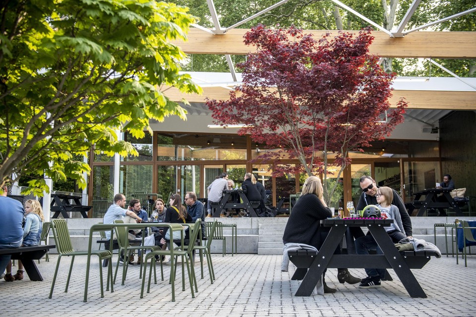 Op het terras van het Grand Café zal deze zomer flink gedanst worden.