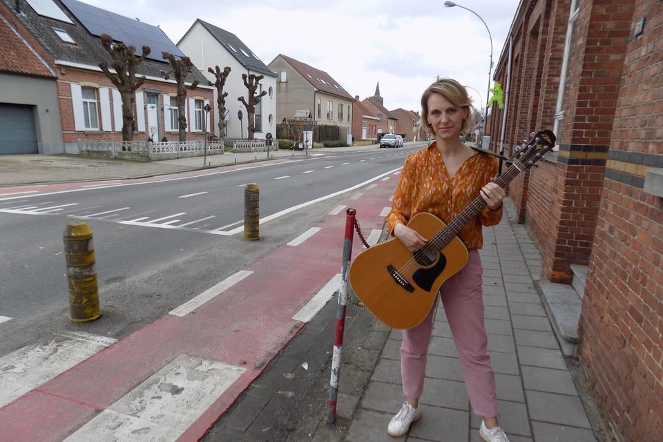 Hanneke Claessen uit Wechelderzande heeft een lied gemaakt over de cucuzi-gekte in haar dorp. De zangeres kreeg al complimenten van Guido Belcanto.