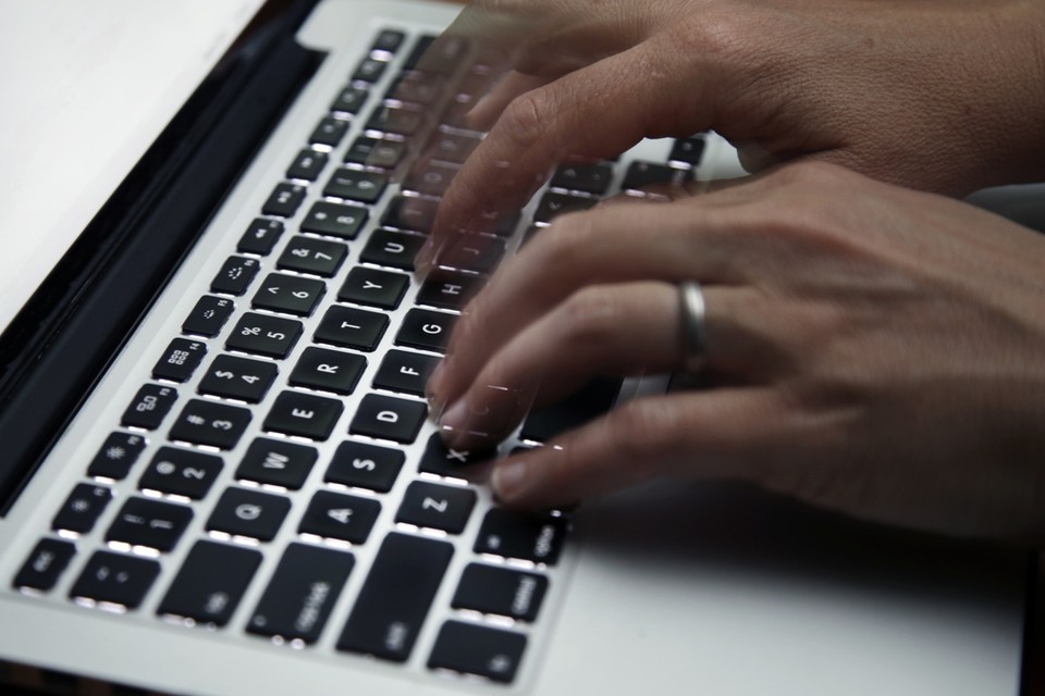 Deelbaar Mechelen helpt om de laptops gebruiksklaar te maken.