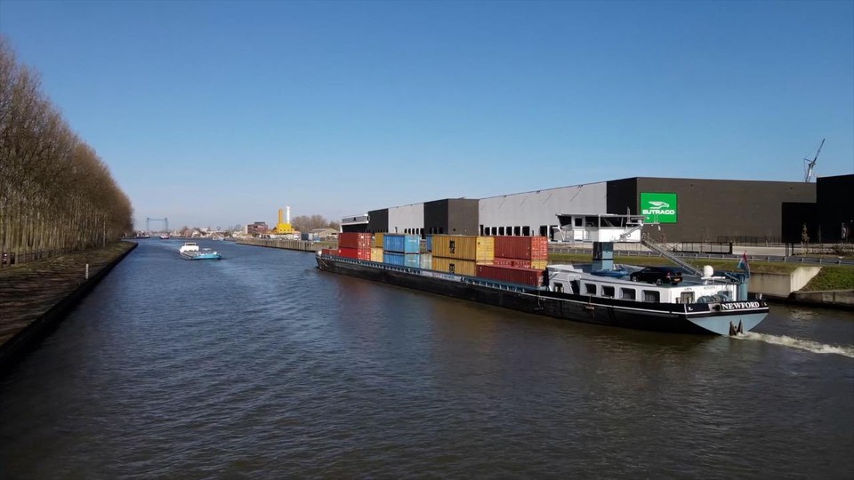 Vervoer van goederen kan in Willebroek ook over het water: er is een terminal waar zeeschepen met een volume tot tienduizend ton kunnen aanmeren. 