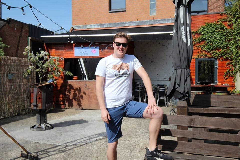 Wannes Buelens op het terras van jeugdhuis Het Varken.