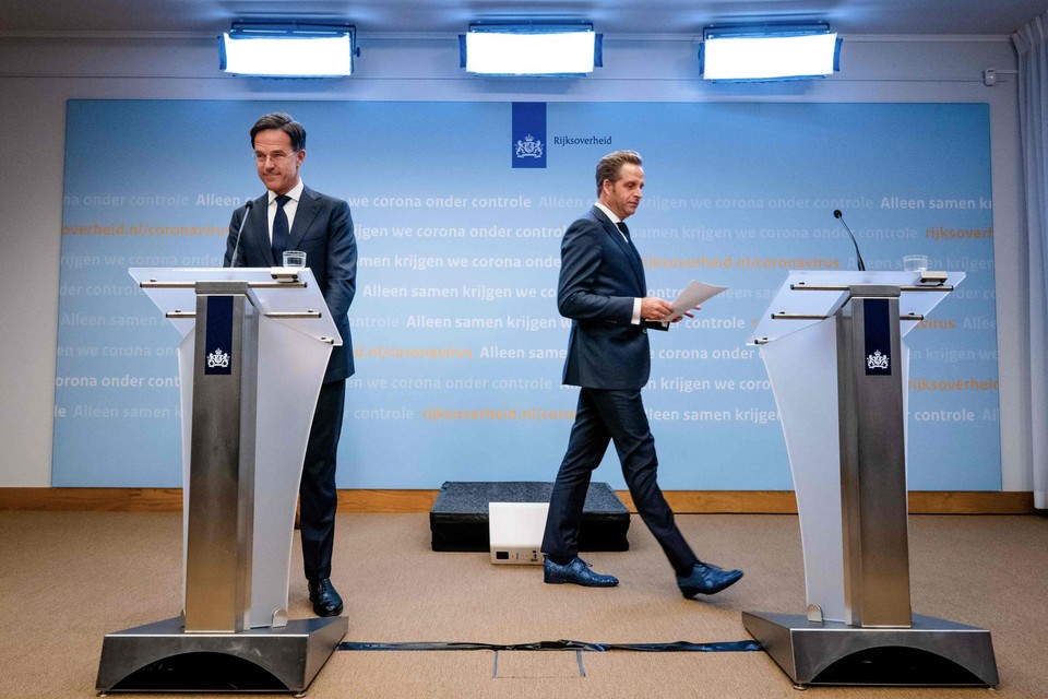 Rutte (l.) op de persconferentie.