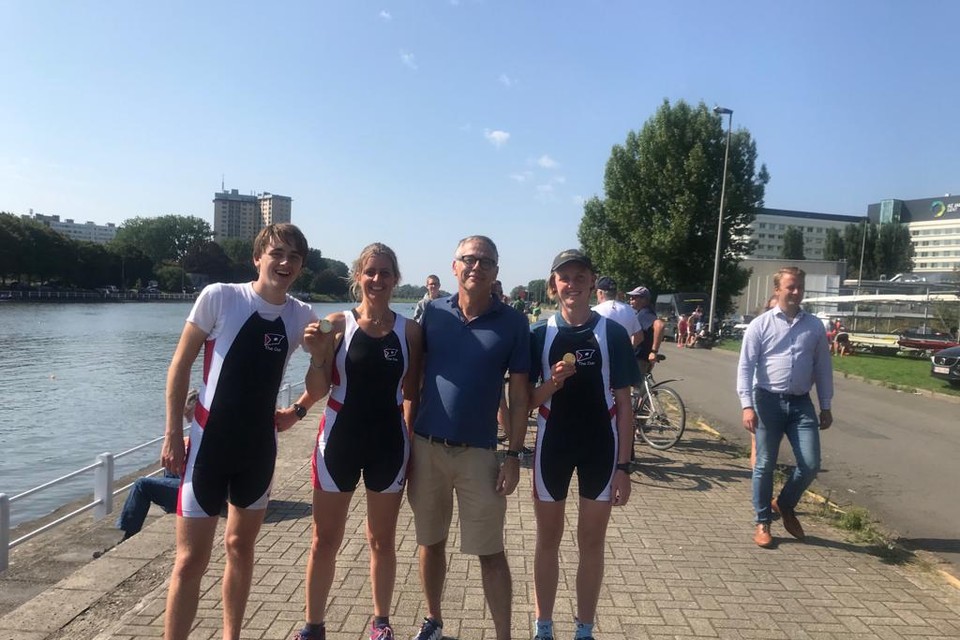 Pepijn, Heide en Lore met trainer Marc De Waele.