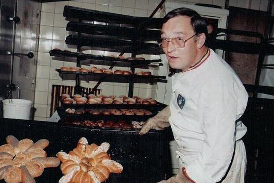 Lieven Bossuyt in zijn bakkersatelier. Heel Ekeren kende de man, die ook actief was in het verenigingsleven, als supporter van Germinal en als deelnemer aan internationale wedstrijden voor zoetigheden.  