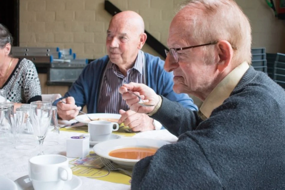 Archiefbeeld: De Dorpskom biedt een keer per maand een gezonde, goedkope en warme maaltijd aan in de Schriekse parochiezaal.