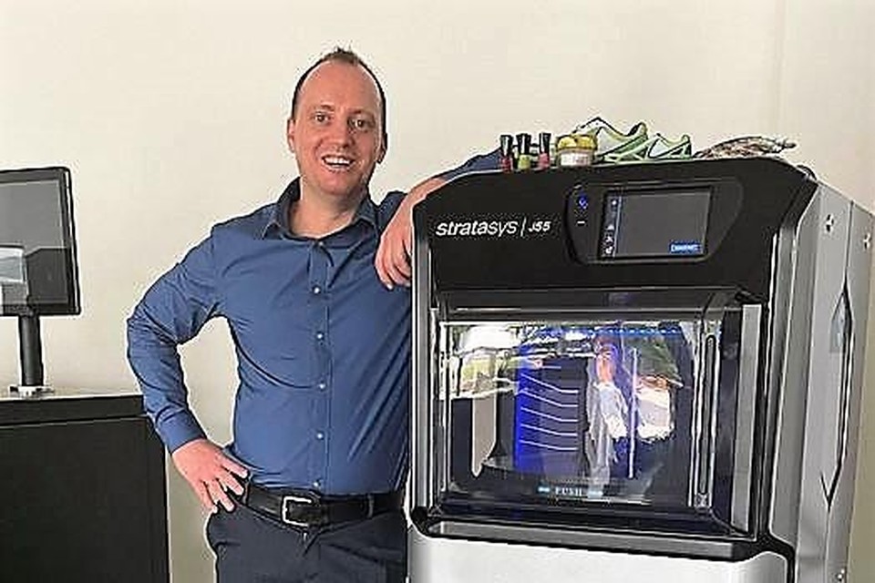 Sander Diels, CEO van InZert 3D, bij zijn nieuwste aanwinst, de zogenaamde J-55-printer van wereldleider Stratasys. 