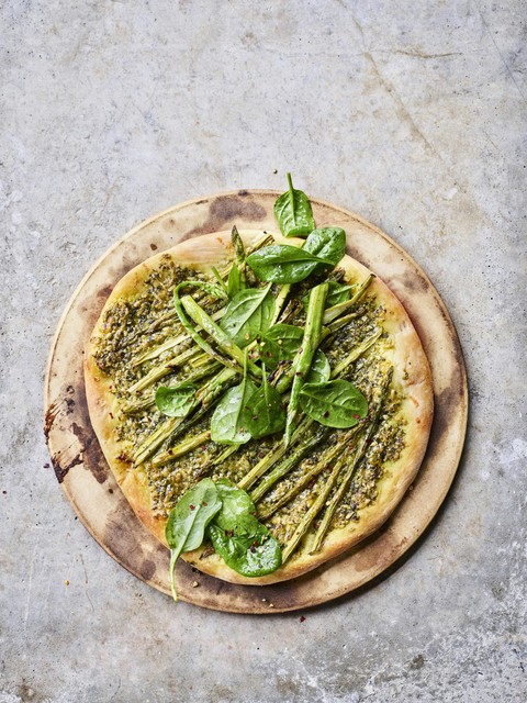 In de van foodbox mei: zuurdesempizza met spinaziepesto en asperges.