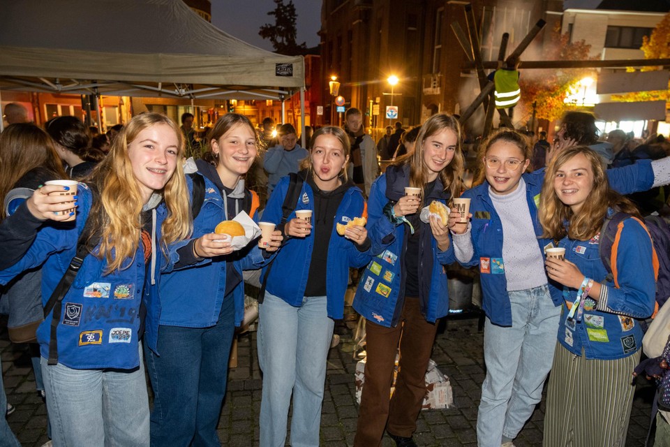 Jongeren genieten van een lekker ontbijt in Zwijndrecht. 