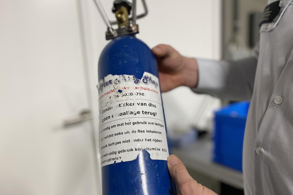 Op een van de feestjes werd een fles lachgas aangetroffen.