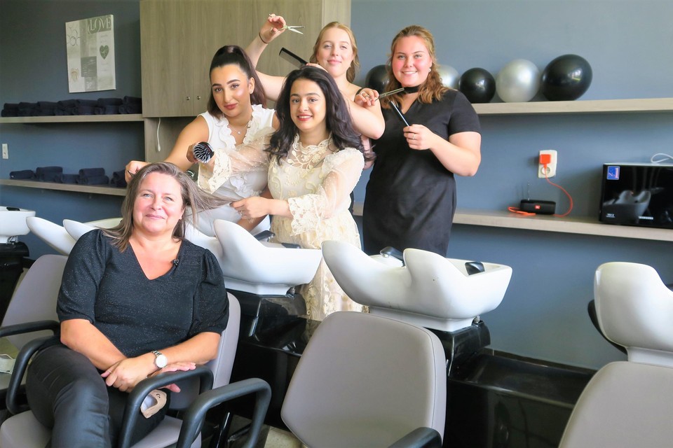 Oumayya, Abeer, Yoni en Yoni, de vier kapsters, nemen leerkracht Aline Kloostermeyer onder handen in hun salon Elegance,.