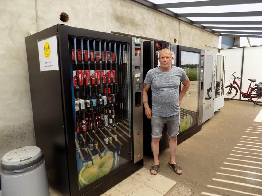 Bioboer Joris Willems staat bij een van zijn drankautomaten aan zijn boerderij in Poederlee. Hij heeft een advocaat onder de arm genomen om de beslissing van de gemeente aan te vechten.