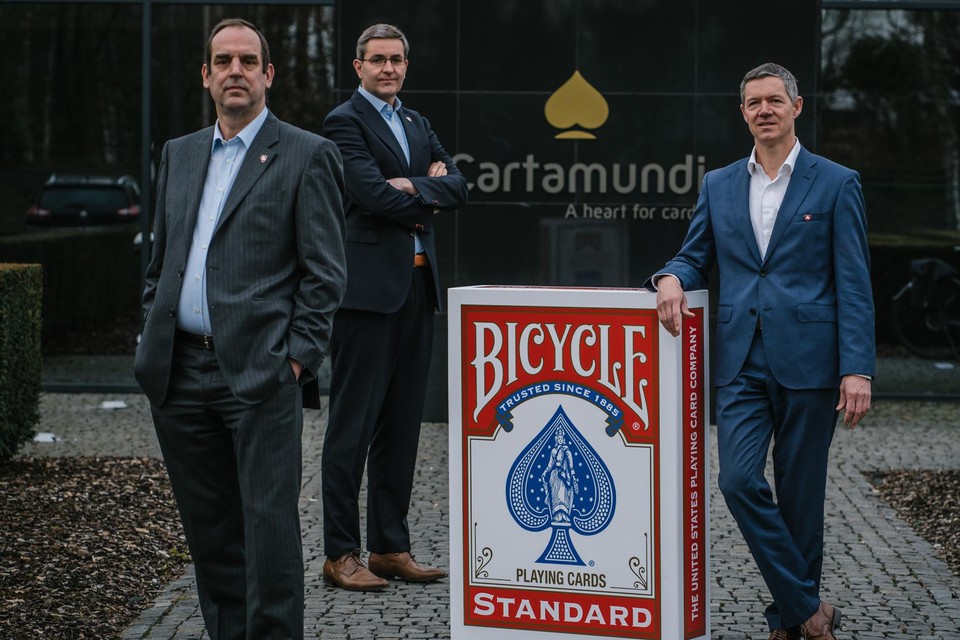 Aandeelhouders Jean-Louis de Cartier (links) en Frederic de Somer (rechts) en CEO Stefaan Merckx (midden) mochten de Family Business Award in ontvangst nemen.