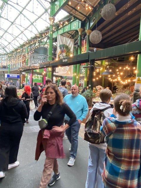 Borough Market herleeft na een uitzonderlijke sluitingsdag uit respect voor de koningin.. 